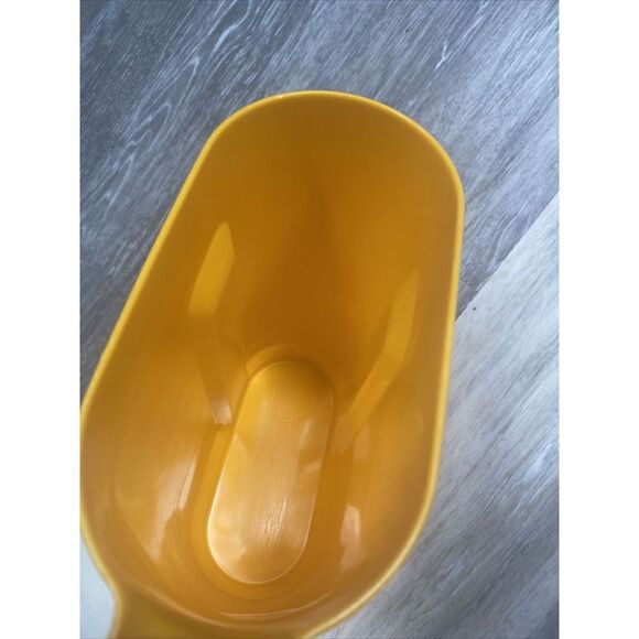 VINTAGE Rubbermaid EASY GRIP 1.5 quart Drink Pitcher W/ LID #0923 Yellow/Orange - Picture 3 of 9